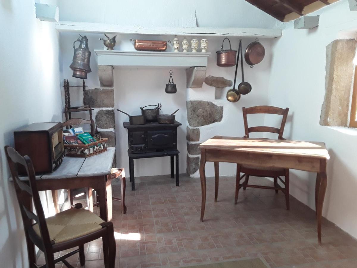 Saint-Priest-des-Champs 라 벨 아메 B&B 외부 사진
